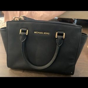 MICHAEL KORS Selma medium top black